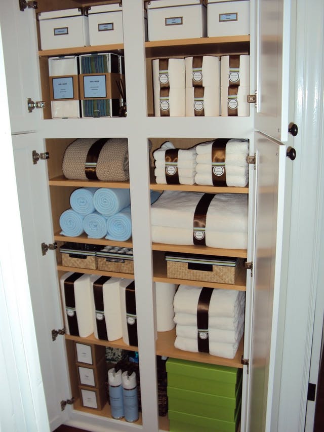 Как хранить постельное белье в гардеробной